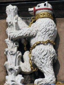 Bear on the Ragged Staff, Warwick's emblem: First Battle of St Albans, fought on 22nd May 1455 in the Wars of the Roses